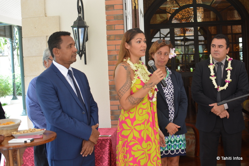 Nathalie Convert de la Compagnie Agricole Polynésienne transforme les productions agricoles locales dans sa petite usine de Raiatea.