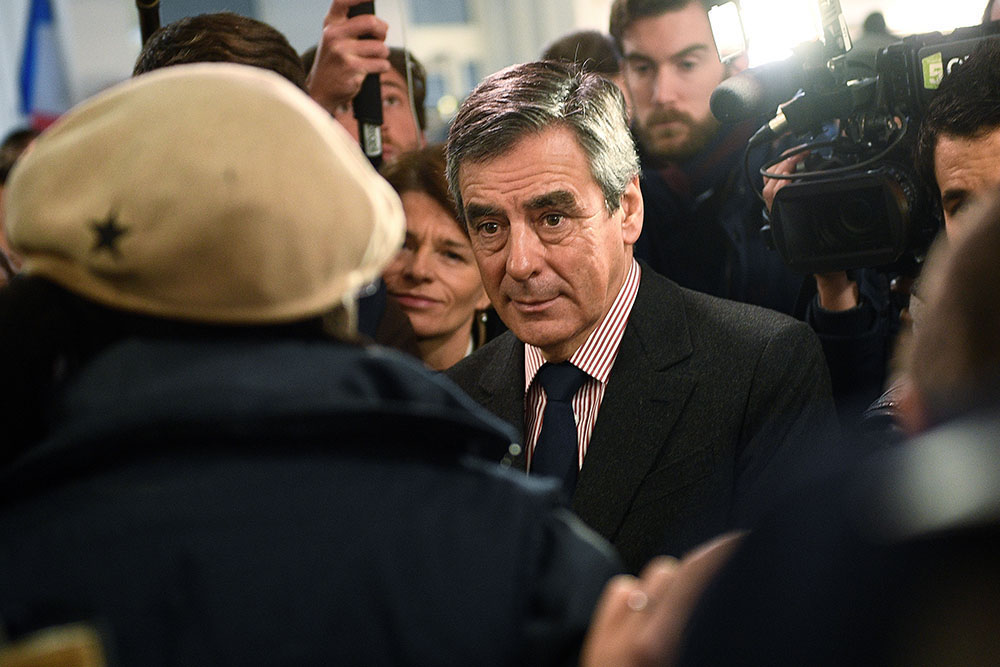 Fillon promet de poursuivre "tous ceux qui sont à l'origine" de la révélation de ses affaires