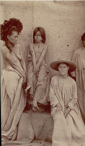 On pense que sur cette vieille photo, c’est Maria Angata, alors jeune, qui est assise, à droite, avec un chapeau.