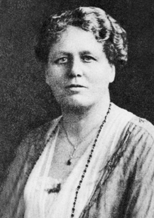 Mrs Routledge, archéologue et ethnologue anglaise, arriva à l’île de Pâques avec son mari, à bord de leur voilier de 27m, le “Mana”, le 29 mars 1914. Elle en partit en août 1915, en direction de Pitcairn, puis San Francisco. En plein conflit, sa médiation auprès d’Angata fut vaine.