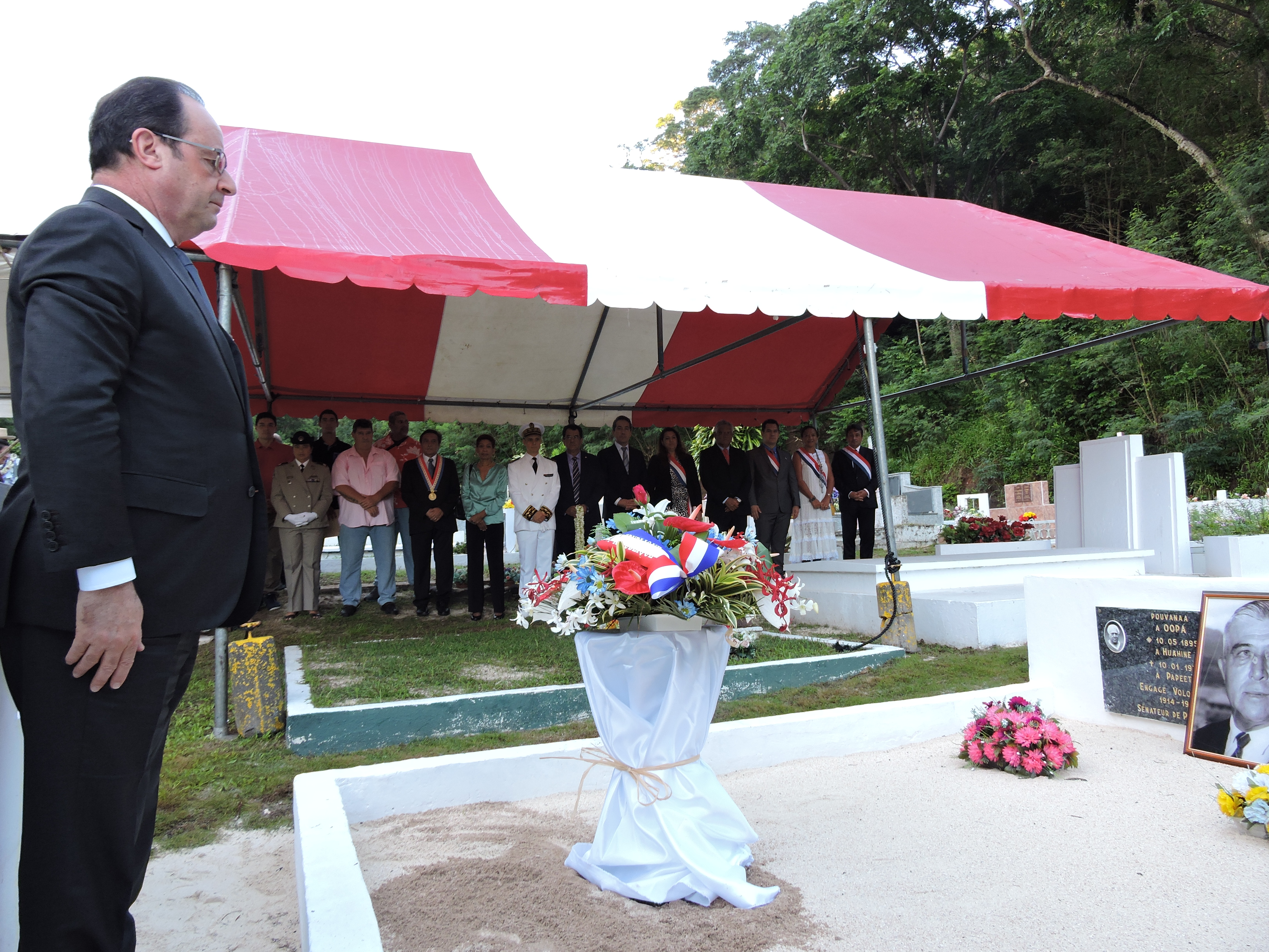 Lors de sa venue à Tahiti, François Hollande a déposé une gerbe sur la tombe de Pouvana'a a Oopa au cimetière de l'Uranie.