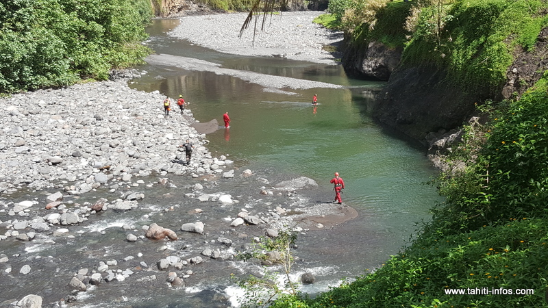 En aval de la Te Faaiti, 25 secouristes sont engagés dans les recherches, vallée de la Papenoo. Un homme est toujours porté disparu.