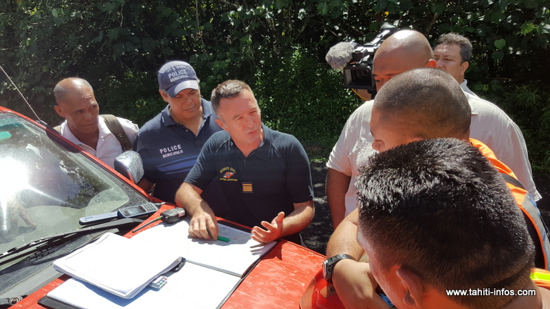 Le commandant Christophe Peltier de la Direction de la protection civile. Sur place 25 personnels sont engagés sur le dispositif de recherches, dont le groupe de recherches et d'intervention en milieu périlleux, les gendarmes, les pompiers de Hitia'a o te Ra.