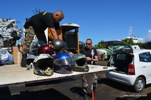La destruction de ces vieux casques s'est faite ce lundi matin à Fenua Mā.