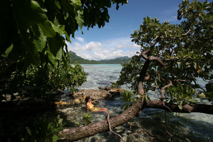 La partie sud de l’île de Raiatea est aussi sauvage que préservée. Depuis le motu aux oiseaux, on aperçoit la côte où est implanté l’hôtel Opoa Beach.