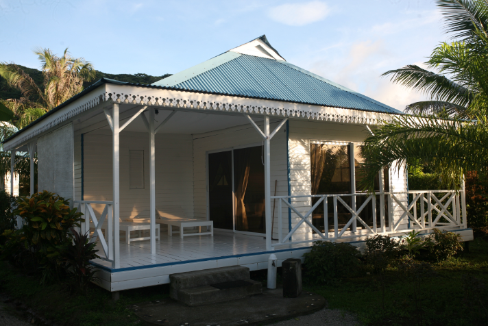Les bungalows de ce petit hôtel qui porte fièrement ses trois étoiles sont tous blancs, avec un toit bleu, en parfaite harmonie avec le lagon lumineux.