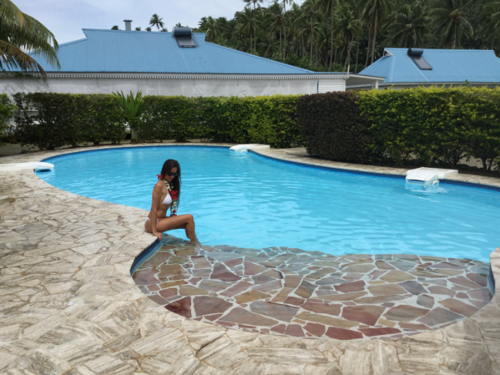 Une piscine d’eau douce permet de se détendre après excursions et randonnées.
