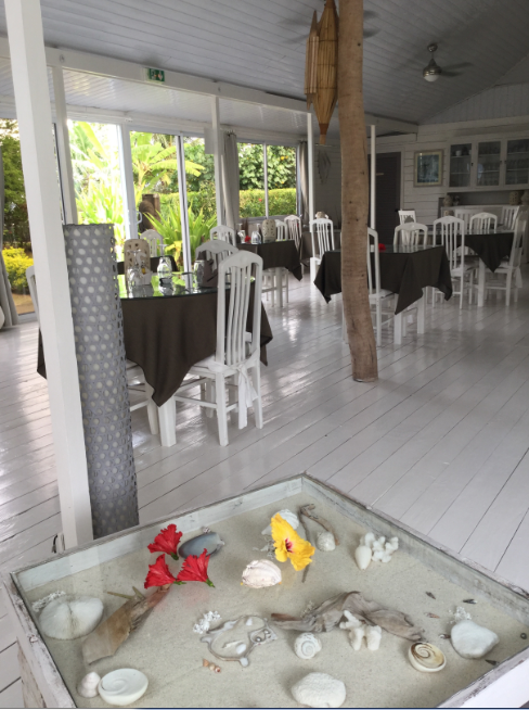 Une vue du restaurant, lui aussi tout de blanc « vêtu ».