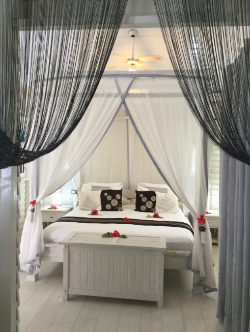 Les chambres à l’ambiance très coloniale des neuf bungalows.