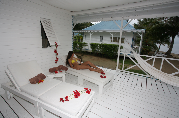 Hamac et larges « transats » permettent de profiter de la terrasse.