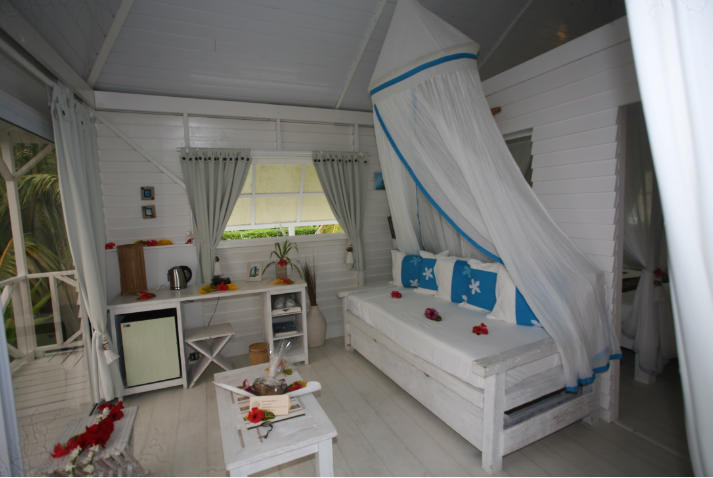 Déco simple mais chic des petits salons dont sont dotés tous les bungalows.