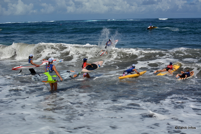 16-Les femmes affrontant la casse sur la plage de Taharu'u