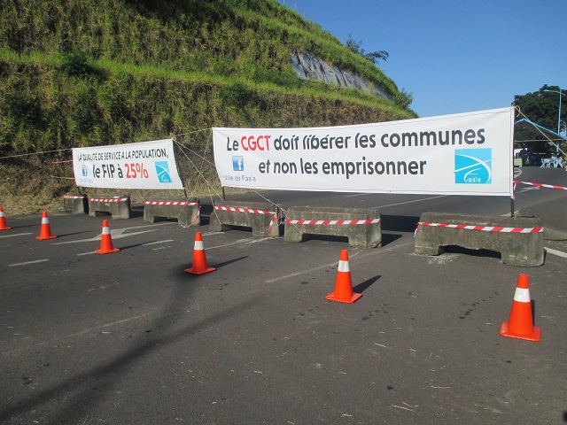 La mairie de Faa'a lève son blocage mais poursuit le sit-in
