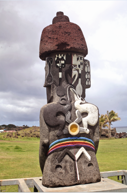C’est le dos de la statue qui est le plus intéressant, puisqu’il reprend les motifs de la “Briseuse de vagues”, la plus belle statue de l’île, aujourd’hui à Londres.