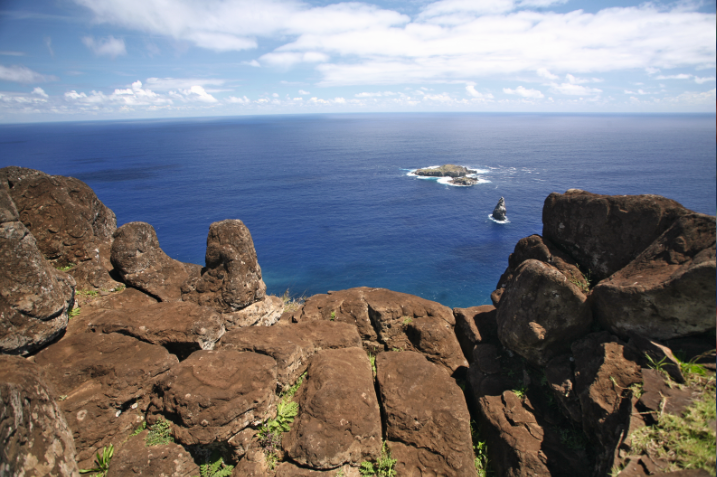 La “Briseuse de vagues” était installée à Orongo, où se déroulait chaque année le culte (et la désignation) de l’Homme-Oiseau. Le Moai de la Paix donne une idée de ce que fut ce moai.