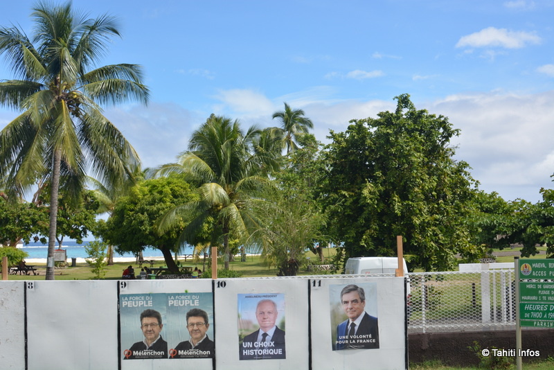 Derrière les panneaux électoraux, la plage
