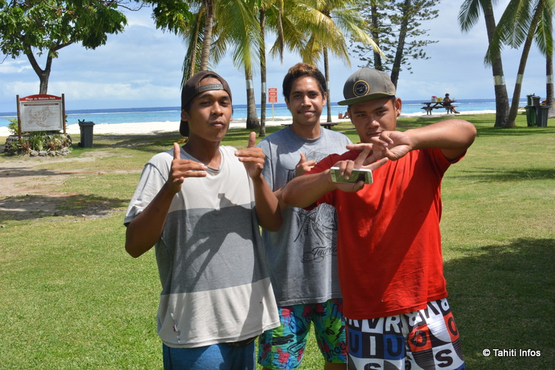 Huit citoyens polynésiens, un jour d'élection