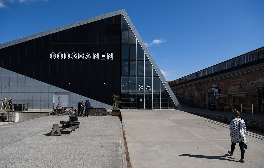 Des musiciens en aquarium font du bruit dans le monde du silence