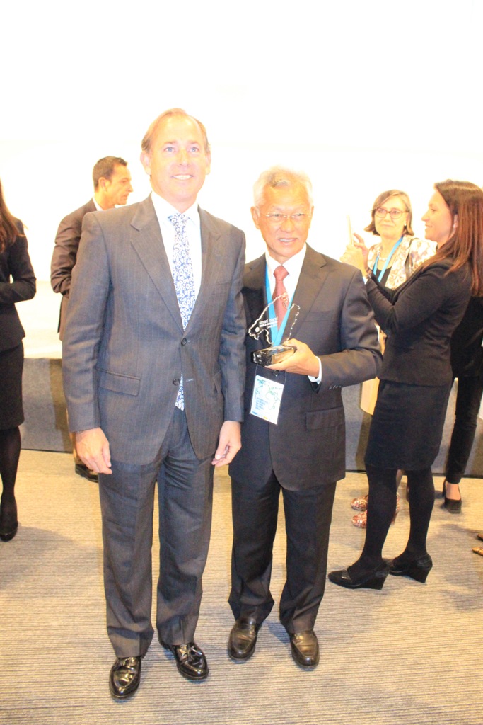 Le prix "Smart destination" a été remis au maire de Bora Bora par le vice-président de Melia Hotels International, Angel Luis Rodriguez. Un honneur pour lui, "car il avait passé un excellent séjour lors de sa lune de miel, en 2000." (Crédit photo : commune de Bora Bora)