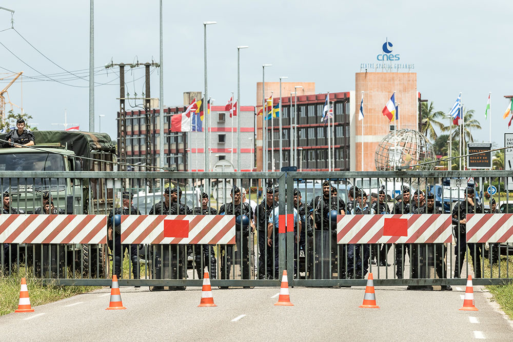 Retour à la normale progressif en Guyane, durcissement du conflit social à EDF