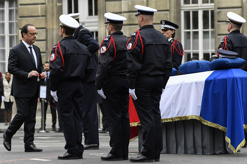 Le compagnon du policier tué sur les Champs Elysées "souffre sans haine"