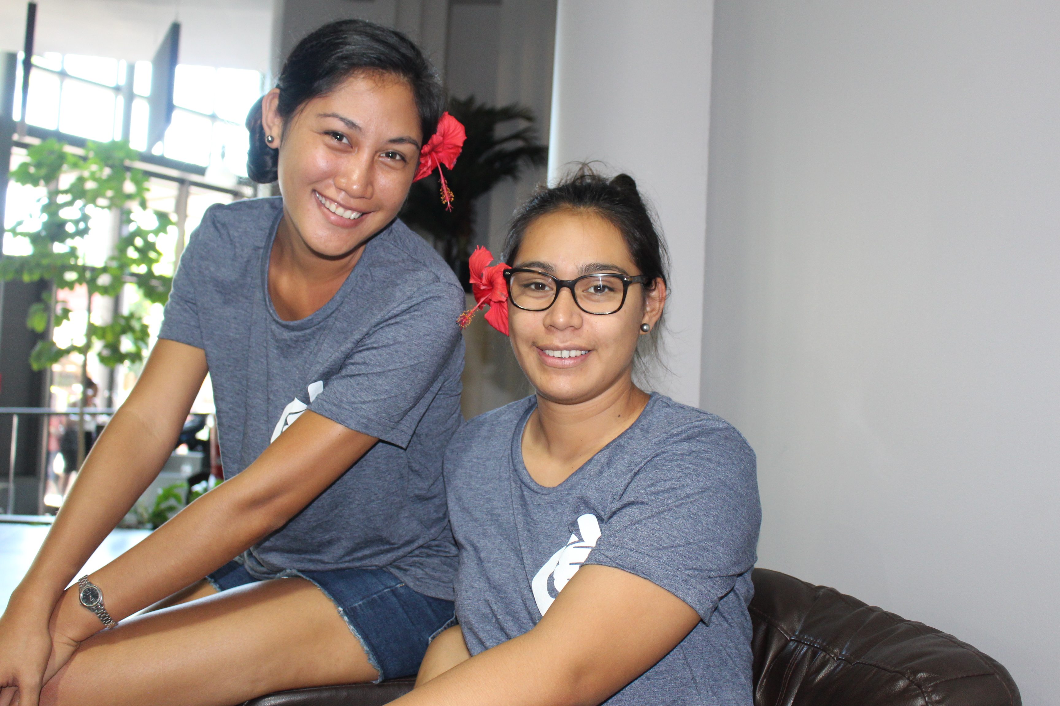 Reiva Ysac Make vient de Raiatea, elle a 20 ans et veut ouvrir une boutique spécialisée dans le paadle et le va'a et Farrah Lacour Taero, 23 ans espère ouvrir une boutique de tissus à Rurutu.