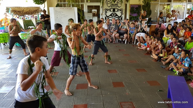 Place à un haka présenté par les garçons de l'école.