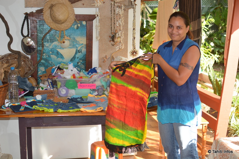 Vairea Cheung Piou nous présente certaines de ses créations, ici deux petits hauts créés à partir d'une seule robe XL.