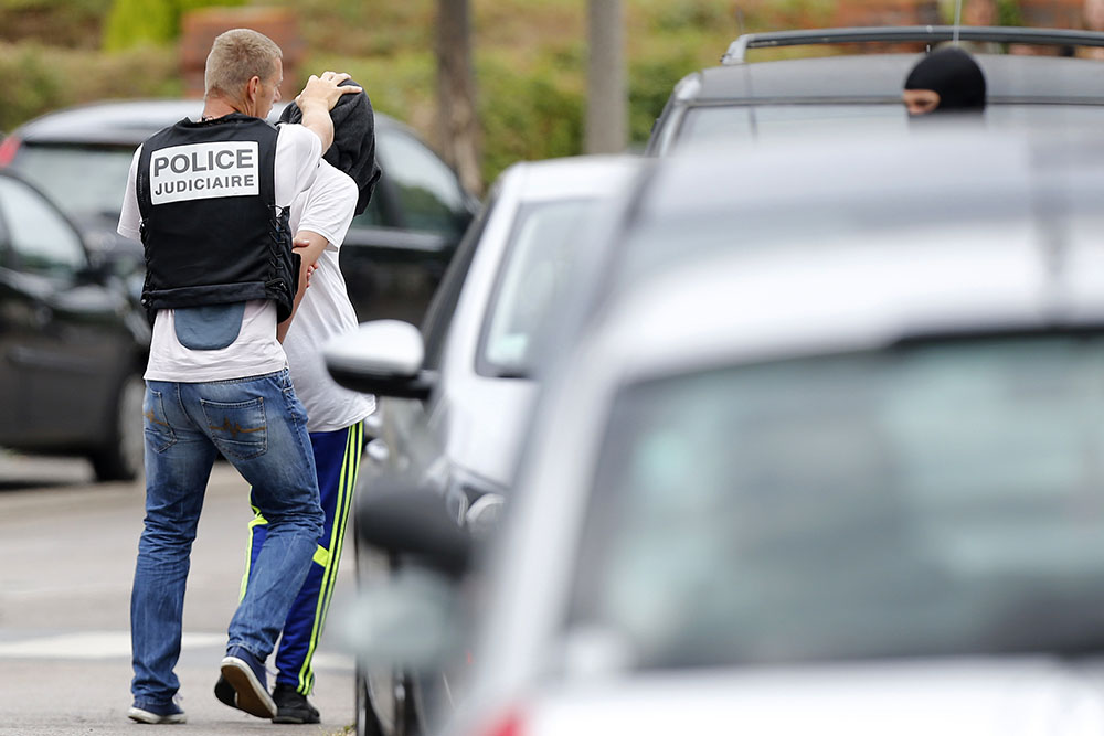 Opération antiterroriste: cinq arrestations en France, des armes saisies