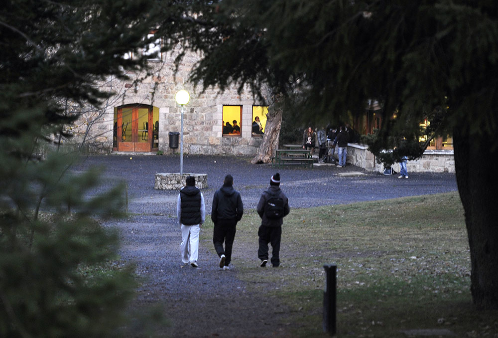Des lycéens marchent devant le collège-lycée Cévénol (photo d'archives).