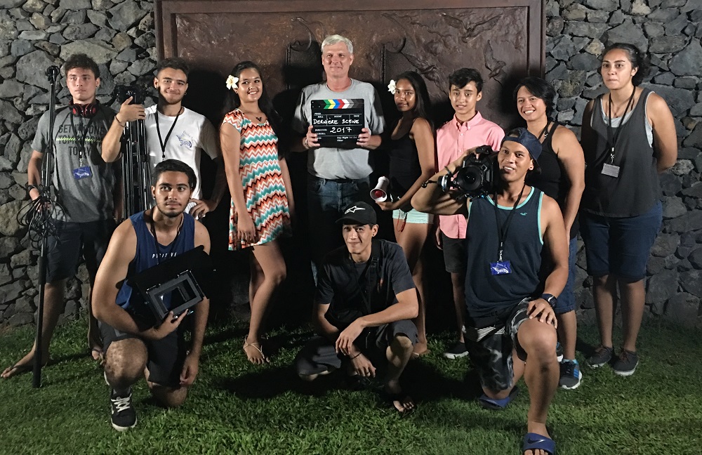 Une partie de l'équipe du film, avec Greg Hitchcock au milieu et la jeune Lanihei Tetumu-Schiffner à sa gauche tenant un mégaphone.