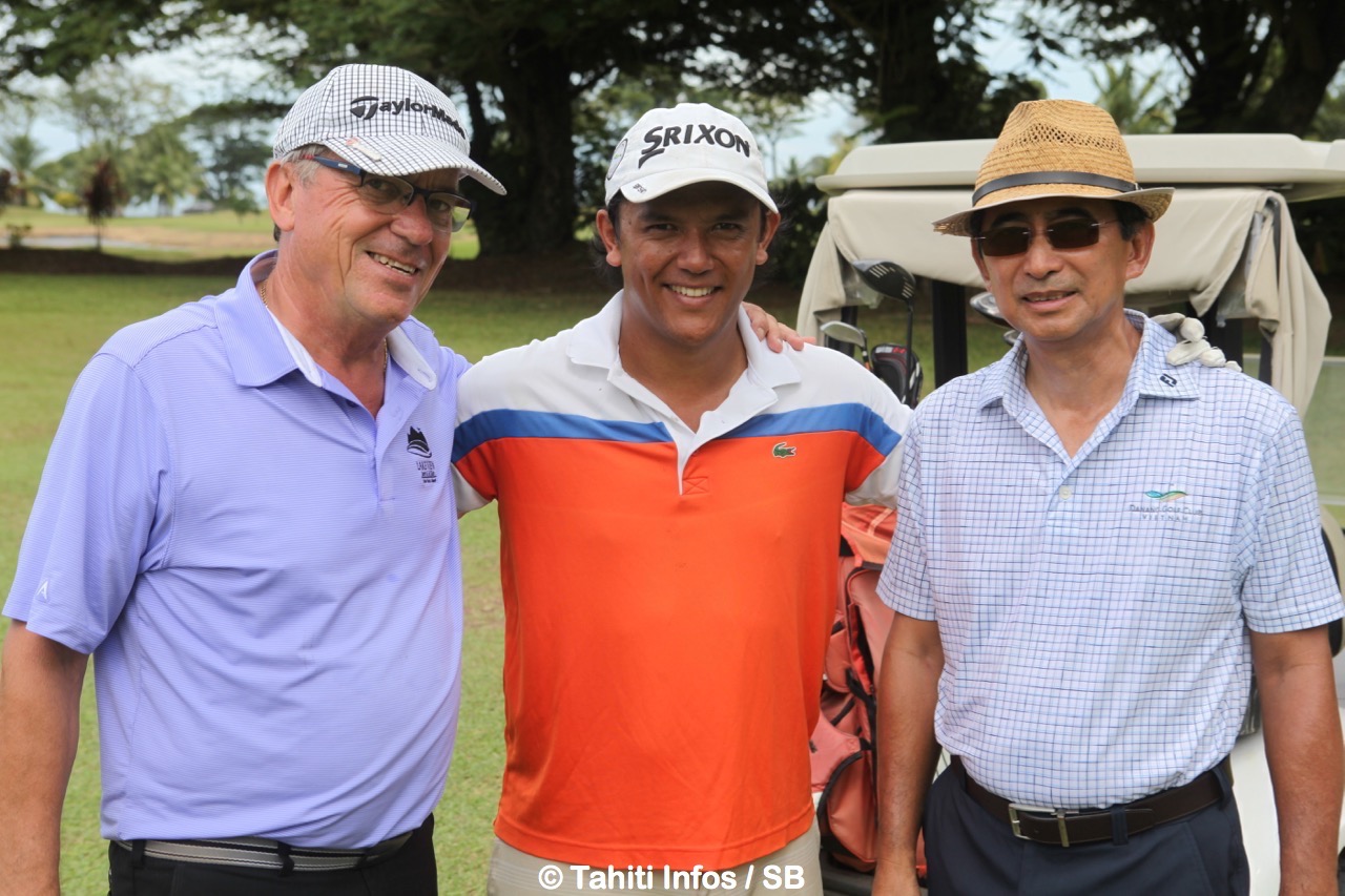 Jean Pierre Lormeau avec Marama Vahirua et Christian Lausan, le président de la fédération