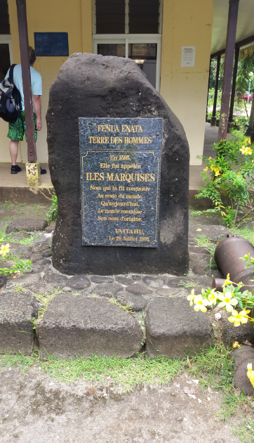 A Vaitahu, cette stèle commémore le baptême du Fenua Enata en « îles Marquises », datant de 1595.