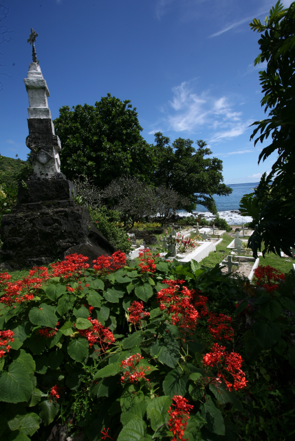 Une vue colorée du petit cimetière marin de Hapatoni. Pour reposer en paix, au calme, face à la mer.
