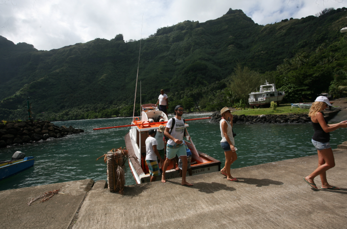L’arrivée à Hapatoni, à bord du bonitier ; le quai a été réaménagé, rendant les débarquements moins hasardeux qu’à Vaitahu.