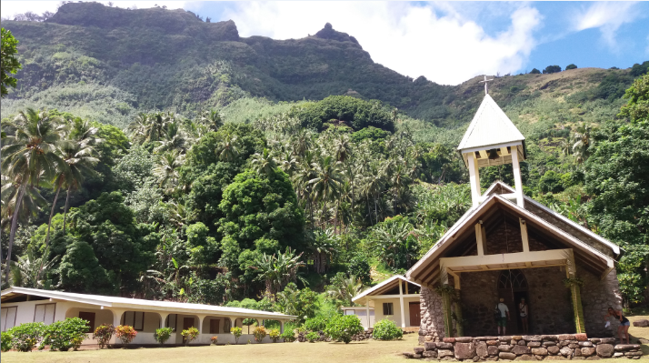 La petite église de Hapatoni jouxte le cimetière.