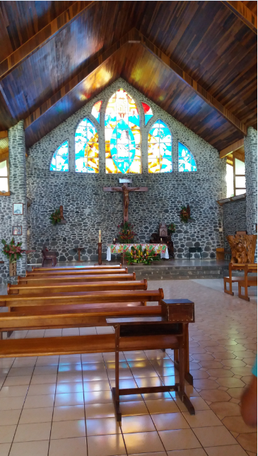 La très belle église de Vaitahu : bois précieux, galets et vitraux.