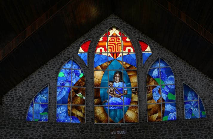 Détail des vitraux dominant l’autel de l’église de Vaitahu.