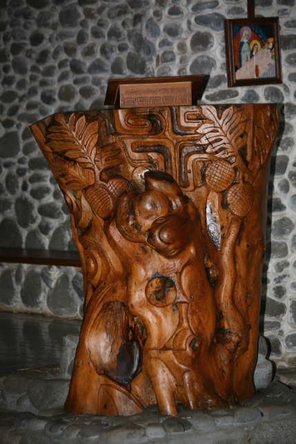 La chaire à Vaitahu est taillée dans une seule souche d’arbre.