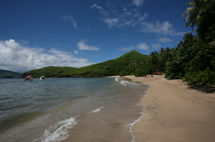 C’est sur l’une des trois belles plages au nord de Tahuata que les touristes finissent leur excursion dans cette île encore très peu fréquentée.