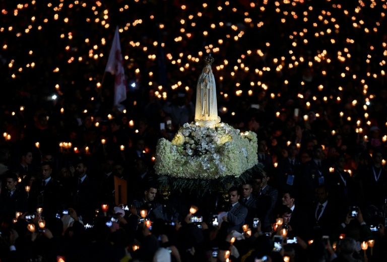 Des fidèles portent la statue de Notre Dame de Fatima au sanctuaire de Fatima, le 12 mai 2017 au Portugal (AFP / FRANCISCO LEONG)