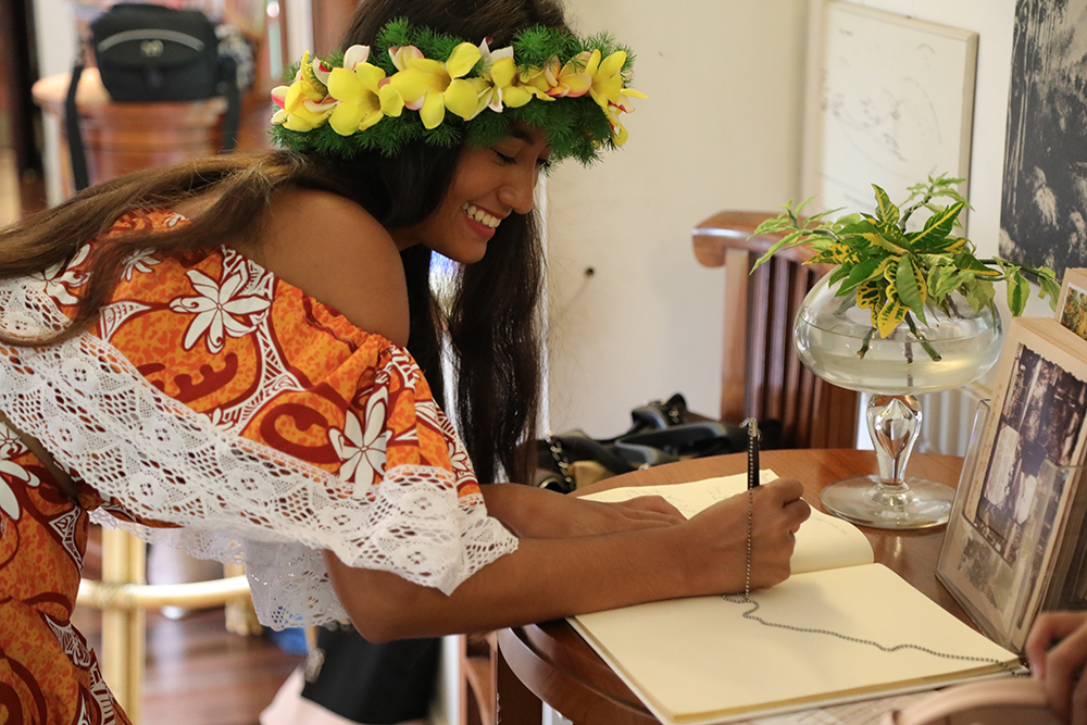 Hinatea Blais, Miss Moorea, signe le livre d'or. Crédit photo : Tahiti Infos