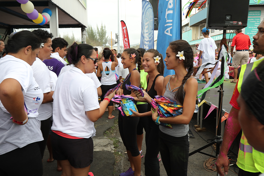 Le public à été accueilli par les jolies demoiselles. crédit photo : Tahiti Infos