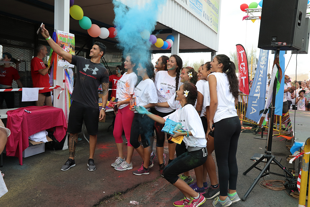 Mister Tahiti 2017, Kévin Richmond, a également eu droit à son selfie avec les candidates. crédit photo : Tahiti Infos