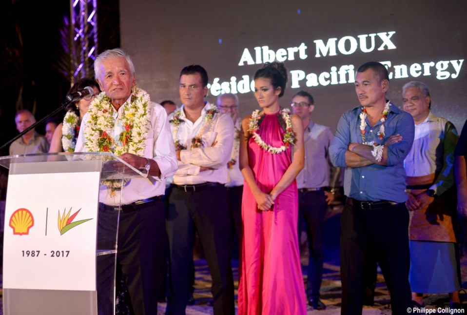 Albert Moux lors du discours solennel, entouré de son épouse, de ses enfants et de ses collaborateurs