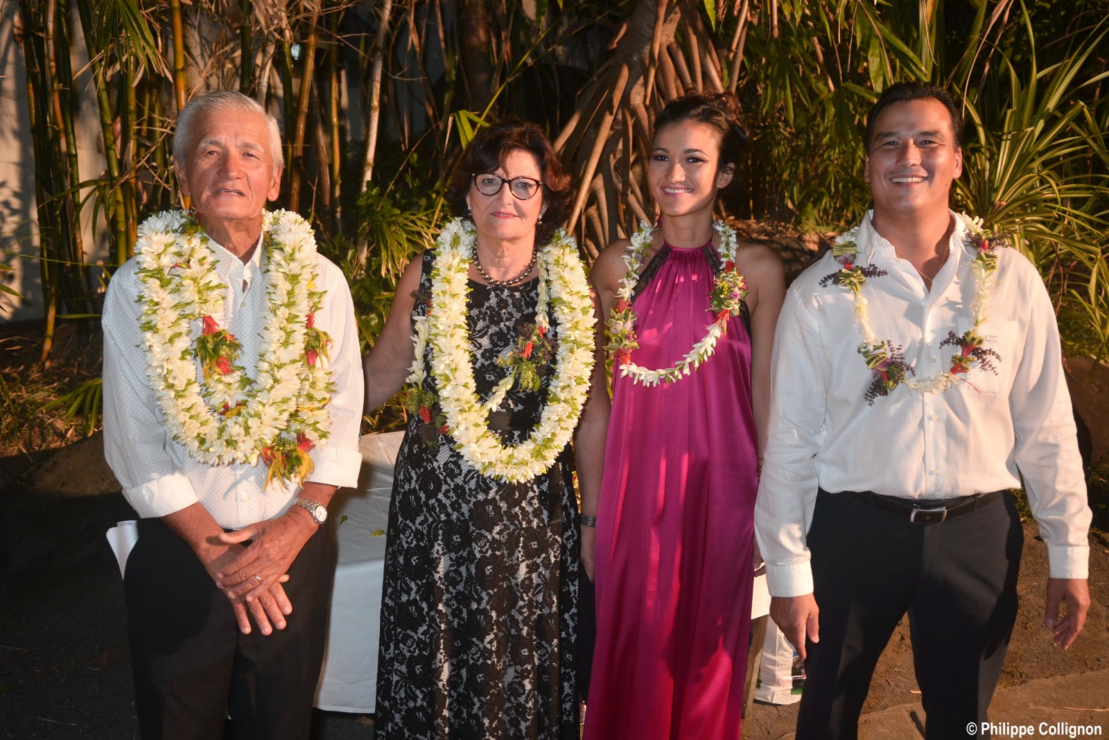 Albert, son épouse Nina, sa fille Sarah et son fils Patrick accueillent leurs convives