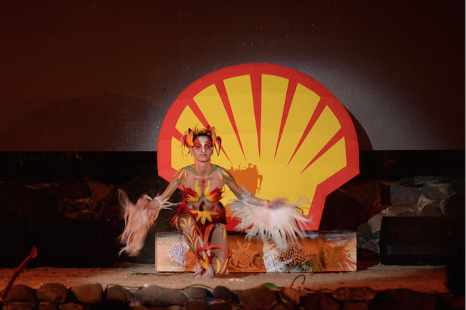 Un décor aux couleurs de la compagnie pétrolière pour le spectacle de O tahiti E