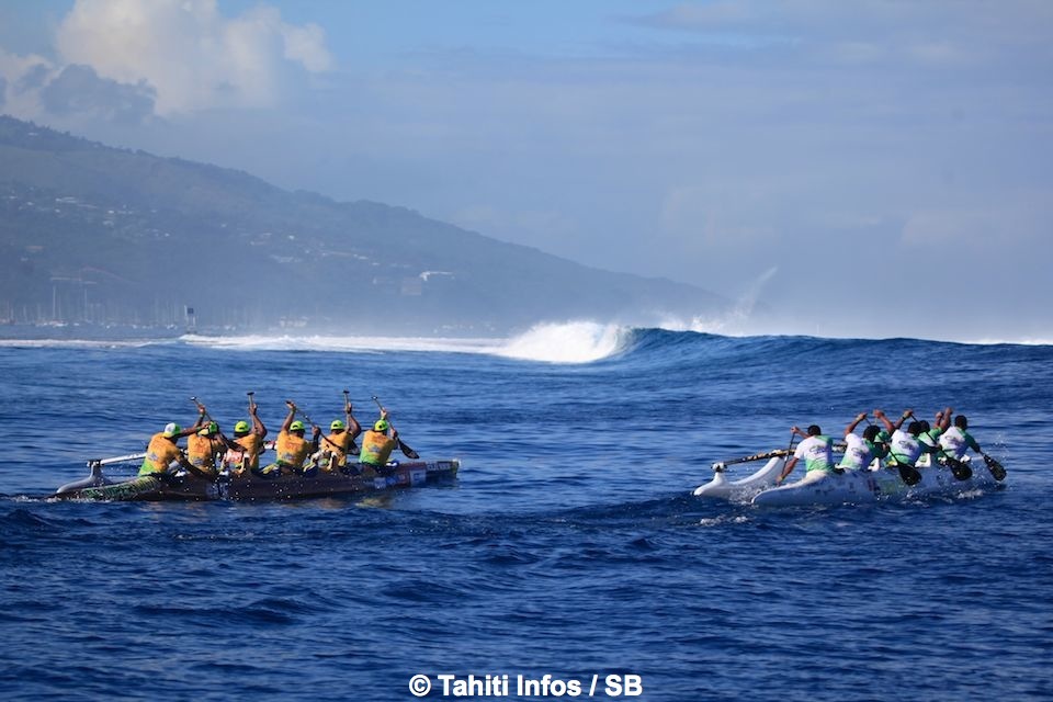 Team Opt devant Edt Va'a, sur un plan d'eau idyllique