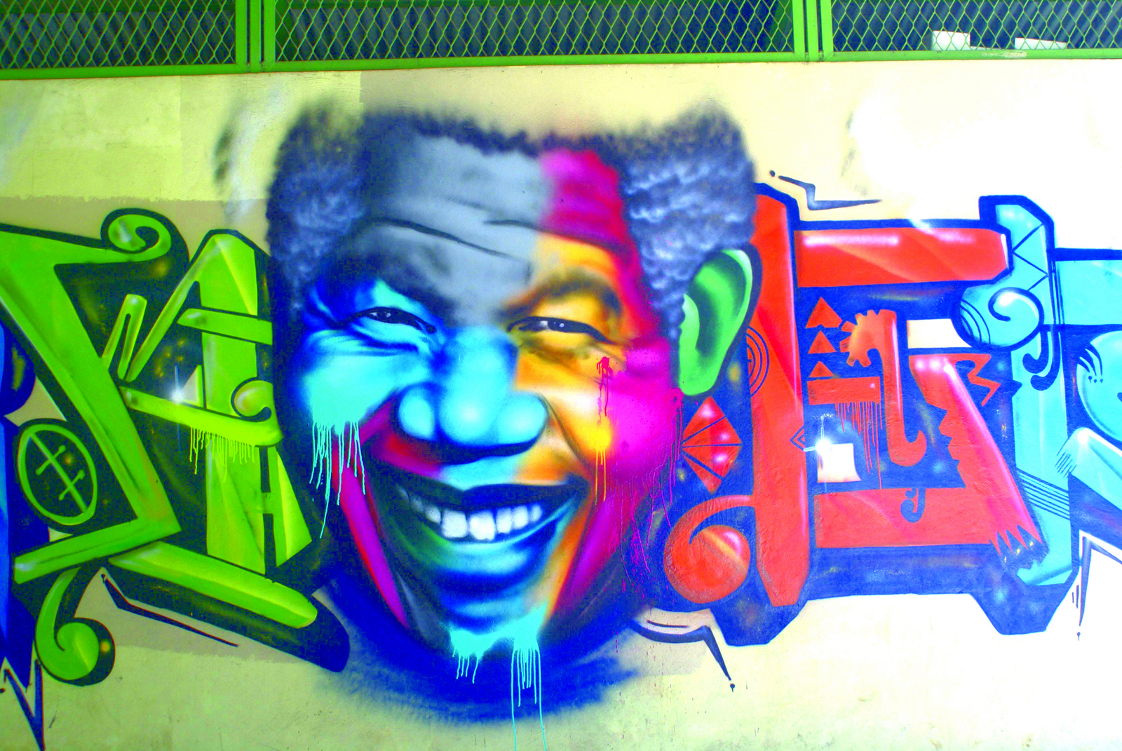 Des tags anonymes déposés ça et là aux pièces “sous contrat”, un vrai panorama de l’art urbain en Polynésie est présenté. (Enos)