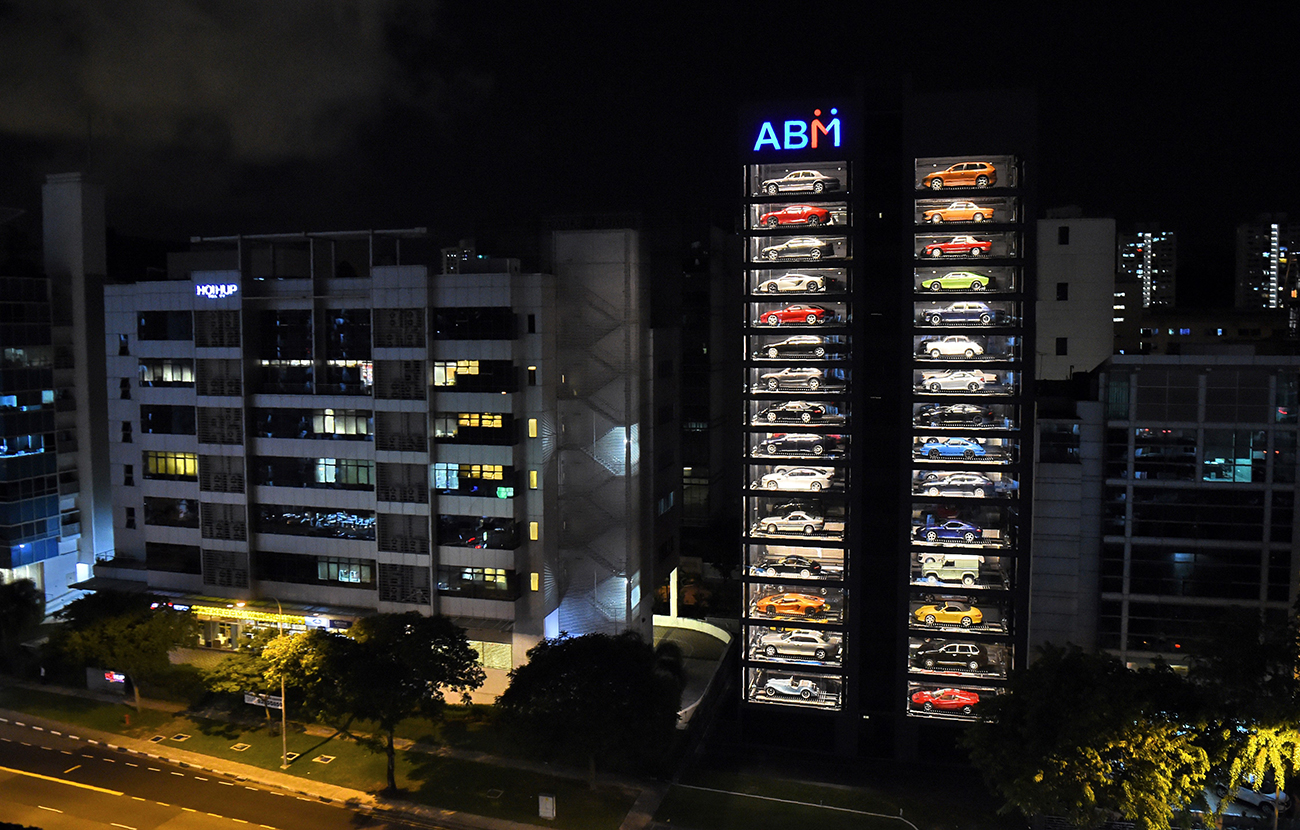 A Singapour, un distributeur automatique de voitures de luxe